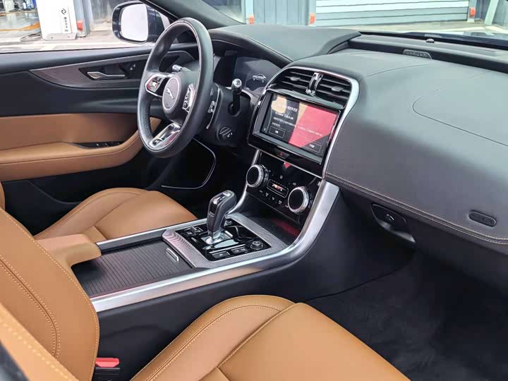 Фото 7 - Jaguar XE L