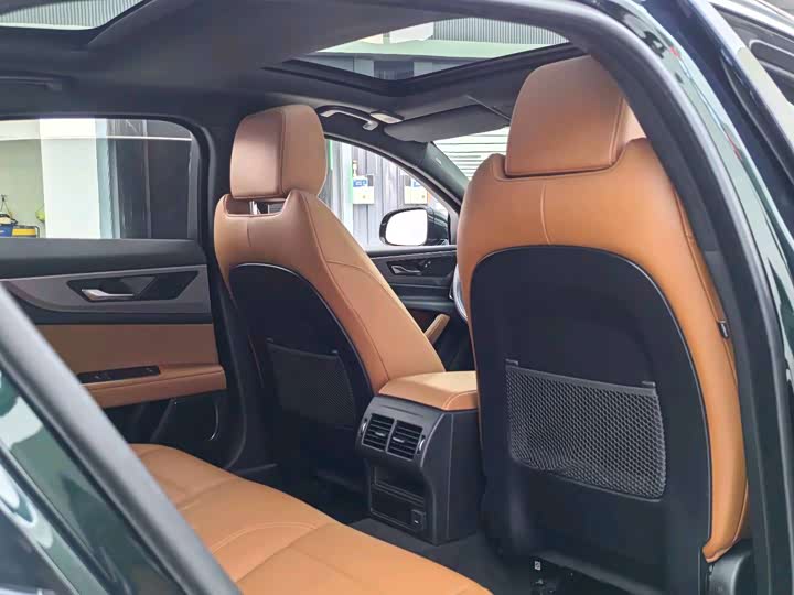 Фото 8 - Jaguar XE L