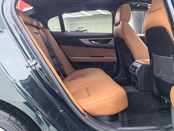 Фото 9 - Jaguar XE L