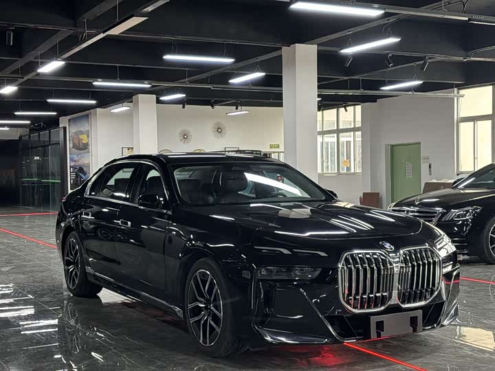 Фото 2 - BMW 7 Series