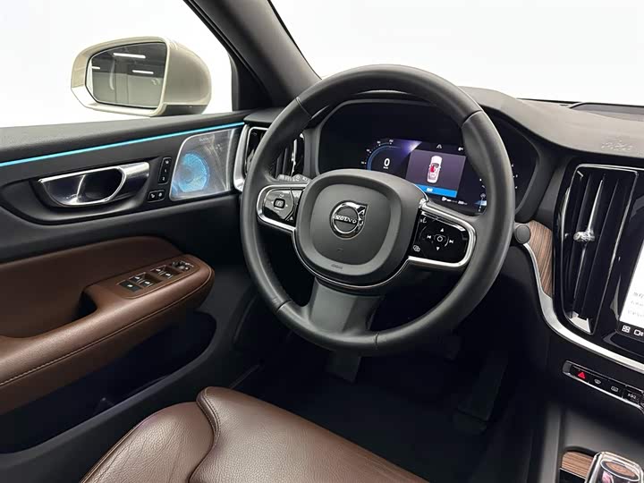 Фото 9 - Volvo S60