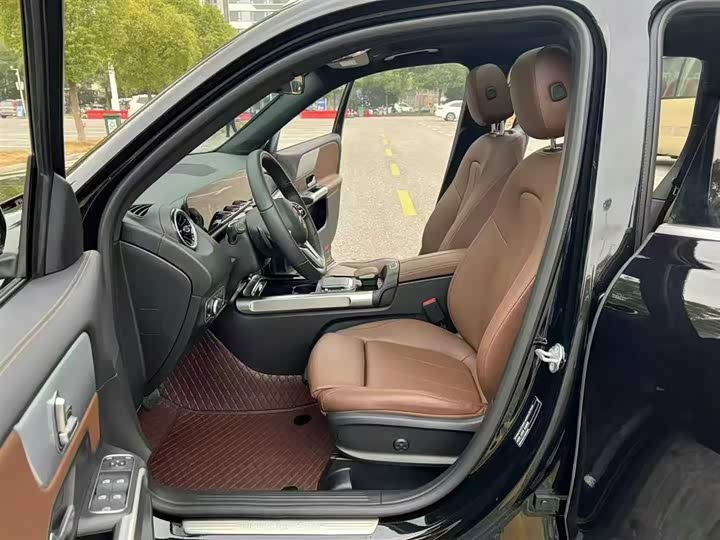 Photo 8 - Mercedes-Benz GLB-Class