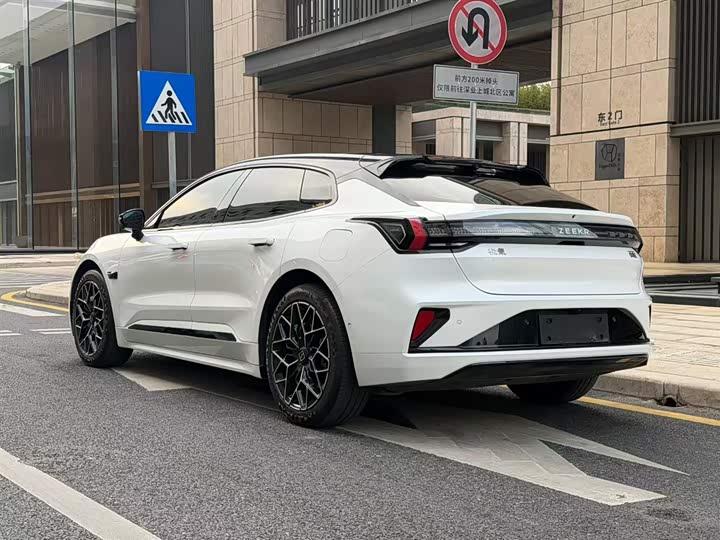 Фото 5 - Zeekr 001