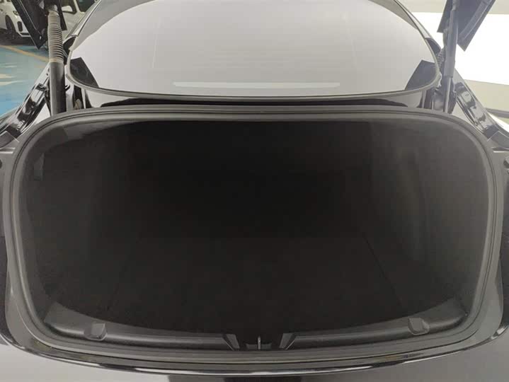 Фото 4 - Tesla Model 3