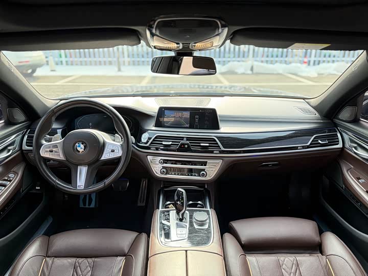 Фото 9 - BMW 7 Series