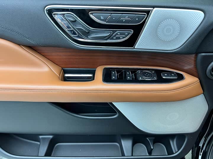 Фото 4 - Lincoln Navigator