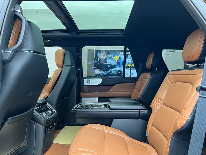 Фото 7 - Lincoln Navigator