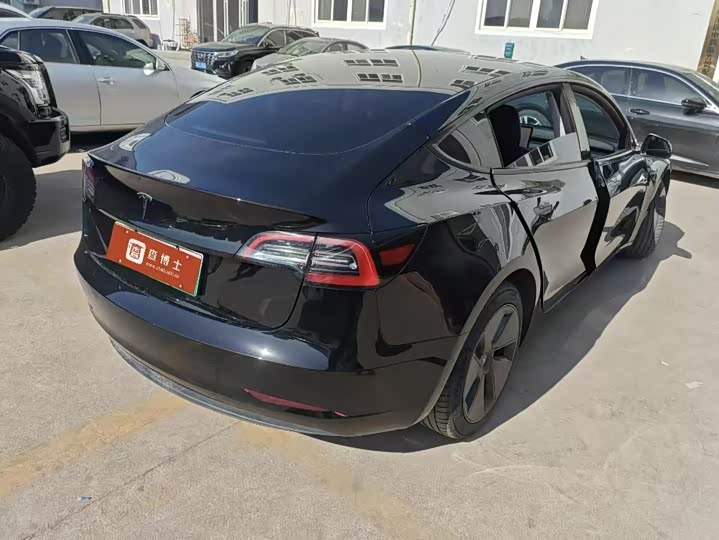 Фото 3 - Tesla Model 3