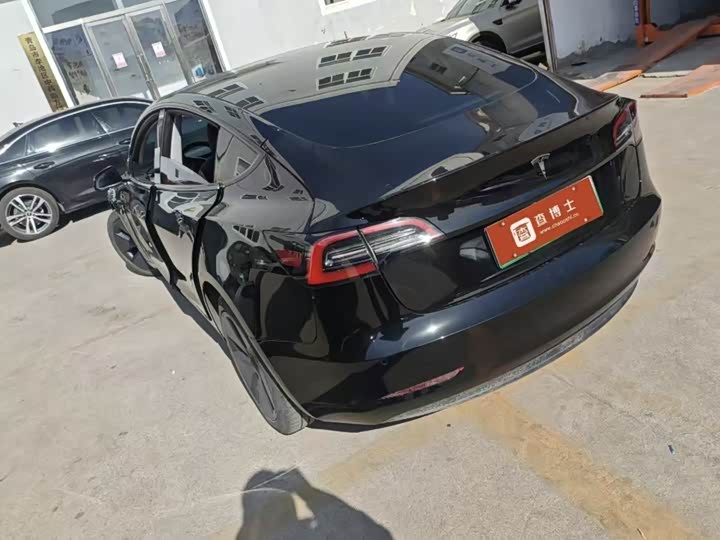 Фото 4 - Tesla Model 3