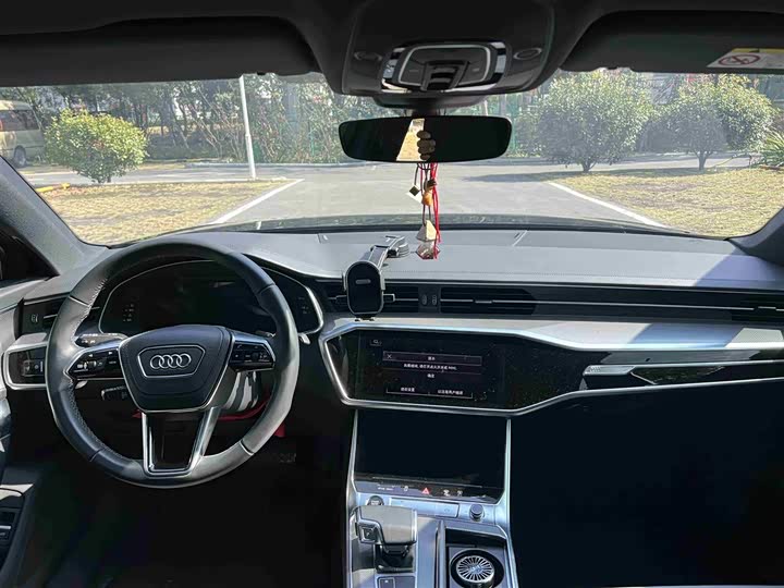Фото 9 - Audi A6L