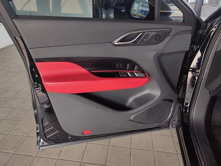 Фото 7 - Hongqi HS3