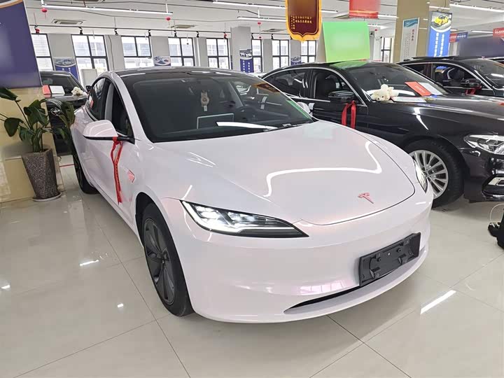 Фото 4 - Tesla Model 3