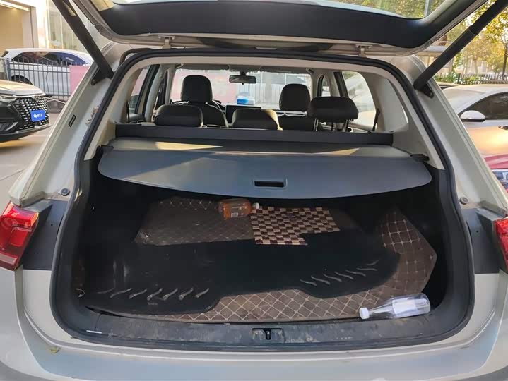 Фото 4 - Volkswagen Tiguan L Pro