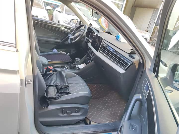 Фото 8 - Volkswagen Tiguan L Pro