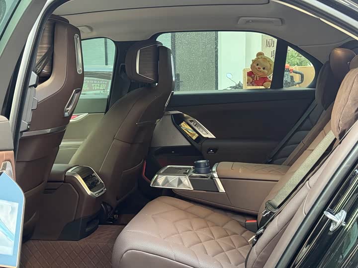 Фото 9 - BMW 7 Series