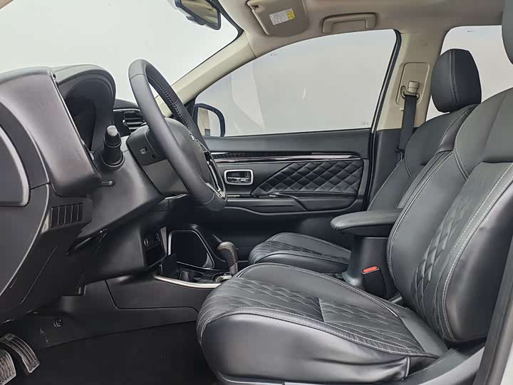 Фото 7 - Mitsubishi Outlander