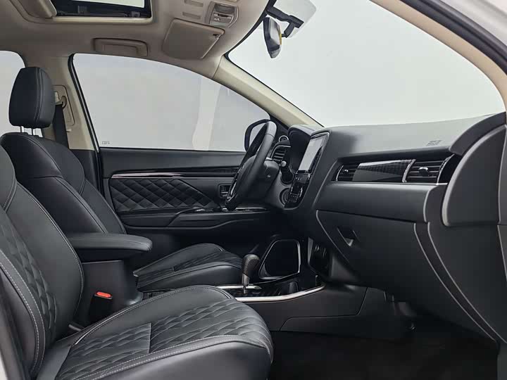 Фото 9 - Mitsubishi Outlander