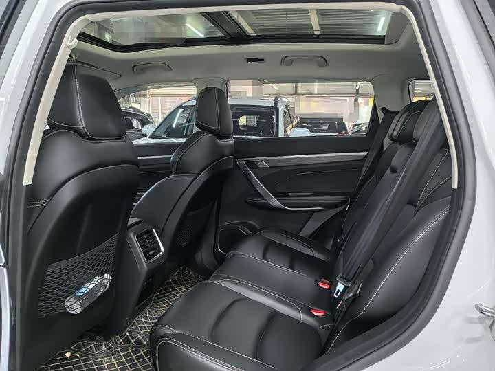 Фото 8 - Geely Atlas