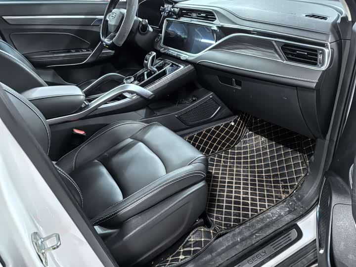 Фото 9 - Geely Atlas