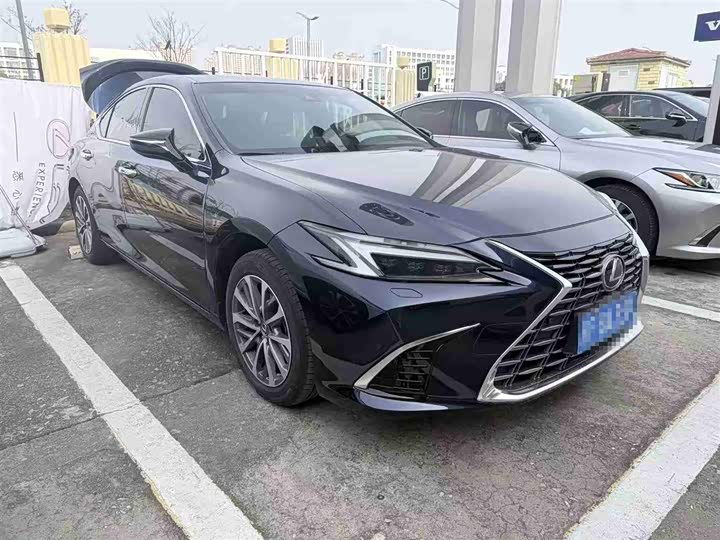 Фото 2 - Lexus ES