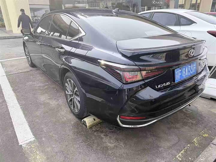 Фото 3 - Lexus ES