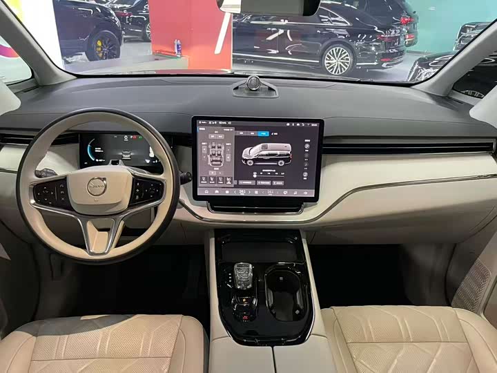 Фото 6 - Volvo EM90