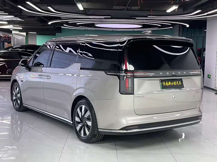 Фото 7 - Volvo EM90