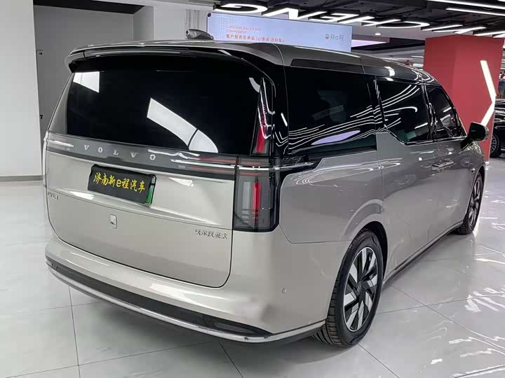 Фото 9 - Volvo EM90