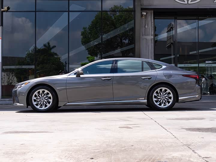 Фото 4 - Lexus LS