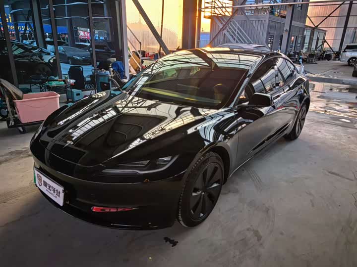 Фото 2 - Tesla Model 3