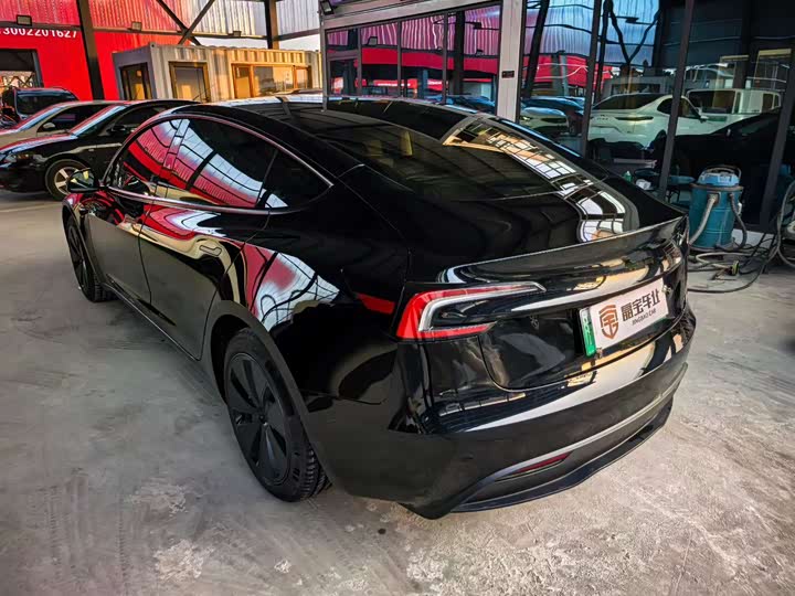 Фото 3 - Tesla Model 3