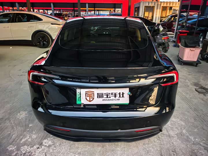 Фото 4 - Tesla Model 3