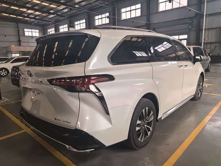 Фото 3 - Toyota Granvia