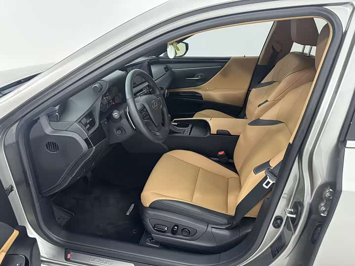 Фото 3 - Lexus ES