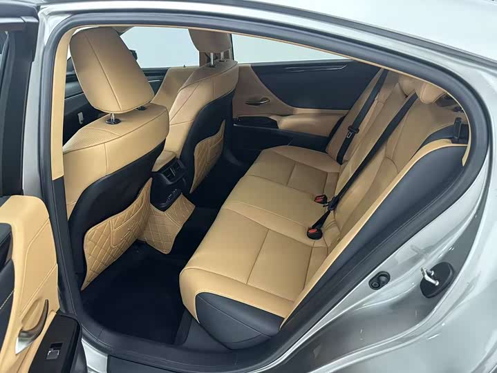 Фото 5 - Lexus ES