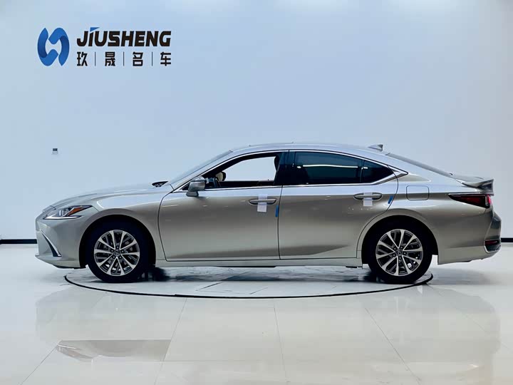 Фото 3 - Lexus ES