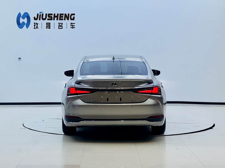 Фото 5 - Lexus ES