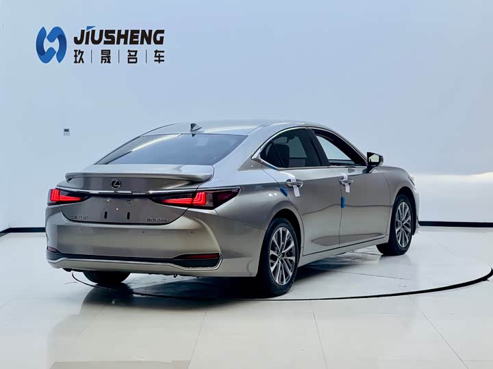 Фото 6 - Lexus ES