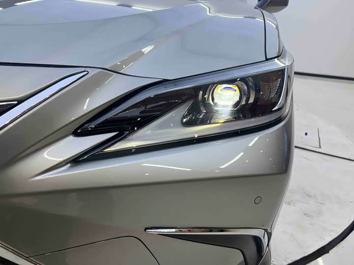 Фото 7 - Lexus ES