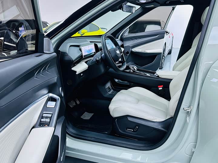 Фото 4 - Geely Atlas