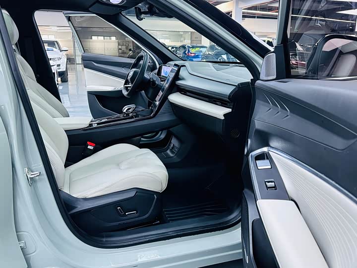 Фото 8 - Geely Atlas