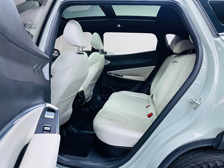 Фото 9 - Geely Atlas