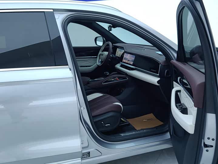 Фото 8 - Geely Monjaro