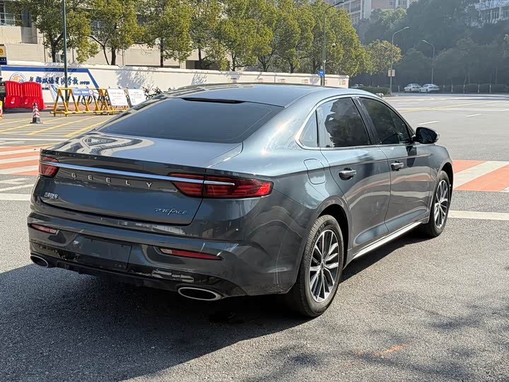 Фото 4 - Geely Preface