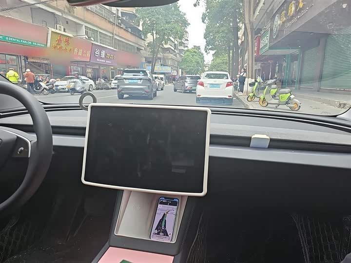 Фото 9 - Tesla Model 3