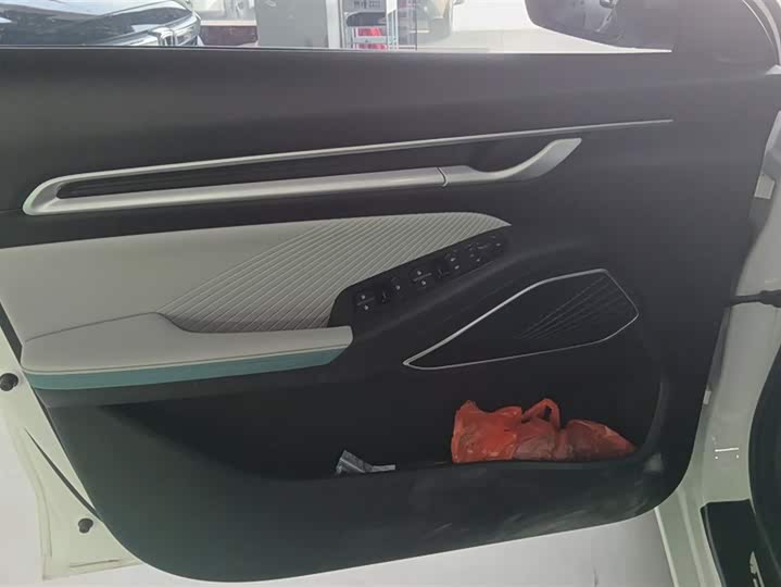 Фото 7 - Geely Emgrand