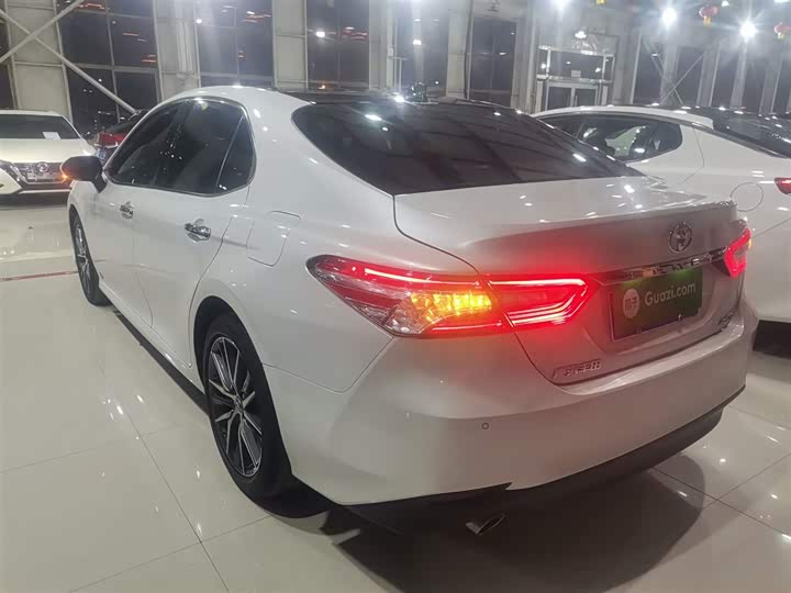 Фото 5 - Toyota Camry