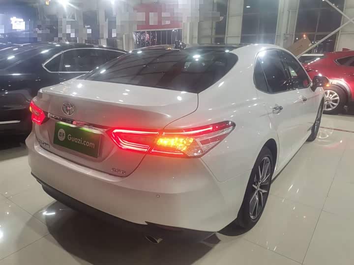 Фото 7 - Toyota Camry