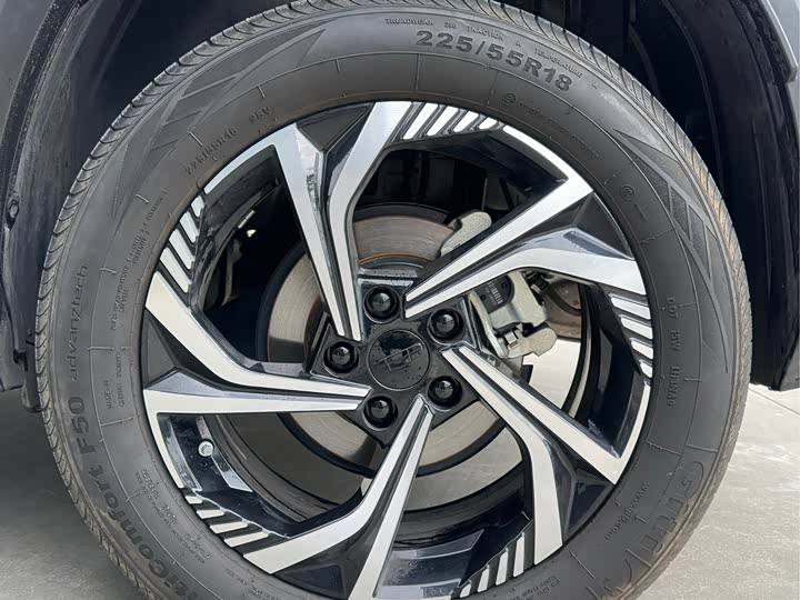 Фото 8 - Geely Atlas