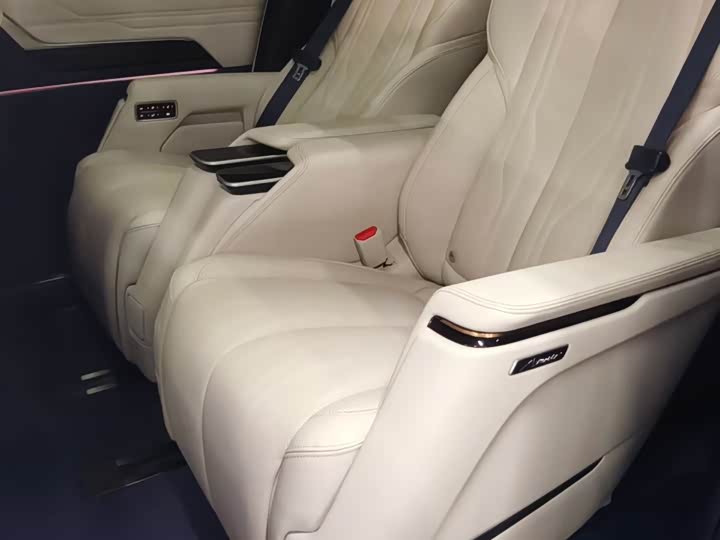 Photo 5 - Buick GL8 Century